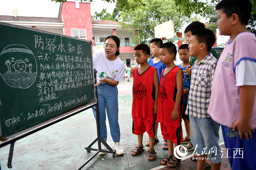 支教學(xué)生正在給留守兒童們講防溺水知識(shí)。 人民網(wǎng) 時(shí)雨攝