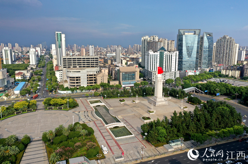 建軍節(jié)前夕，南昌市對八一廣場周邊的配套設(shè)施進行了修繕，環(huán)境煥然一新。 人民網(wǎng) 時雨攝