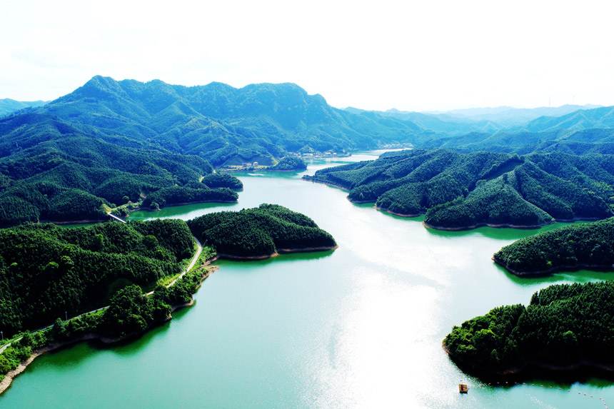 航拍鏡頭下的江西省吉安市峽江縣金江鄉(xiāng)廟下村萬寶水庫，青山碧水，美景圖畫。宋靖輝攝