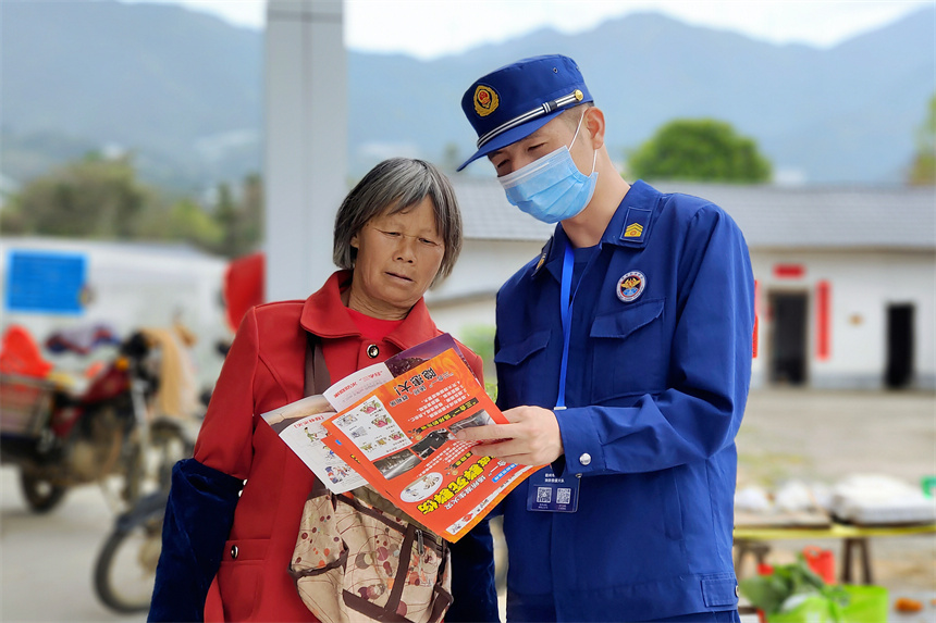 消防員向市民講解消防常識(shí)。 贛州消防救援支隊(duì)供圖