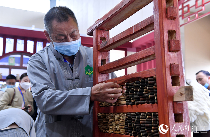 在樟樹岐黃小鎮(zhèn)里，藥工正在進(jìn)行樟幫中藥炮制技藝展演。 人民網(wǎng) 時(shí)雨攝