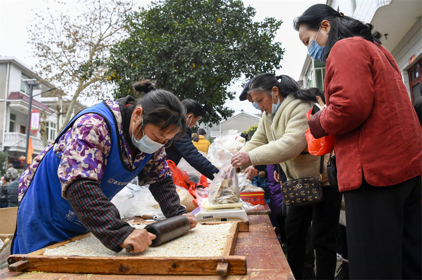 游客在山貨節(jié)上選購(gòu)農(nóng)家手工小吃。周亮攝