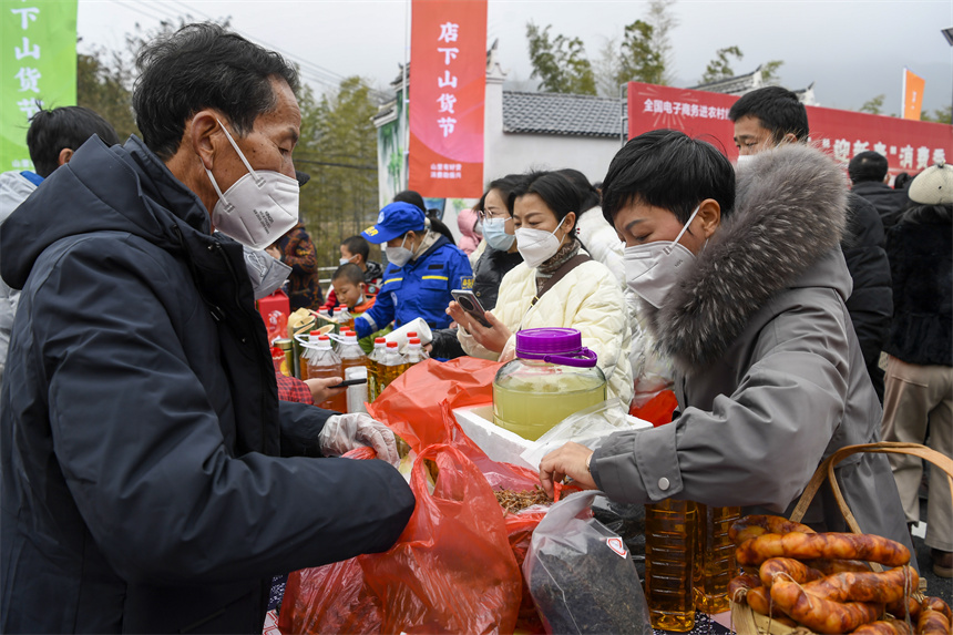 游客在山貨節(jié)上選購山貨。周亮攝