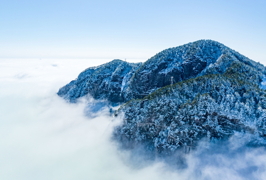 航拍江西明月山雪后放晴，漫山遍野銀裝素裹，霧凇掛滿枝頭，一幅壯美南國冰雪畫卷映入眼簾。陳旅攝