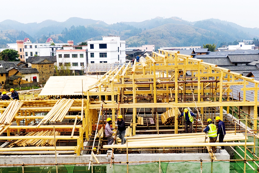 工人正在修繕古建筑。詹繼成攝