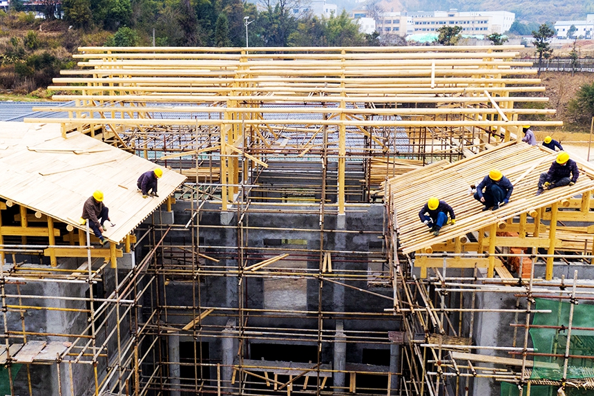 工人正在修繕古建筑。詹繼成攝