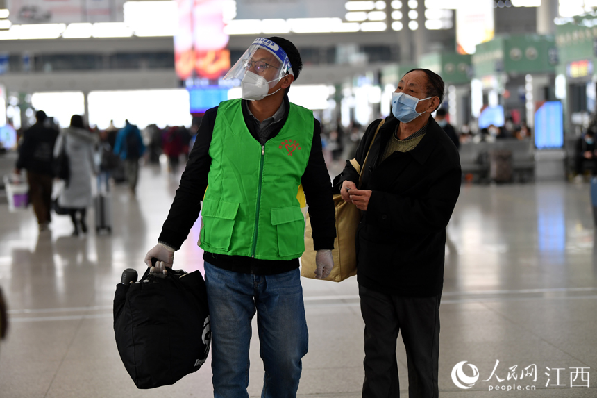 南昌西站，候車室志愿者正在幫助旅客尋找檢票口。人民網(wǎng) 時雨攝