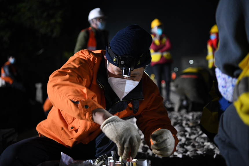 中國(guó)鐵路南昌局集團(tuán)有限公司福州電務(wù)段職工檢查道岔轉(zhuǎn)轍設(shè)備。姜振濤攝