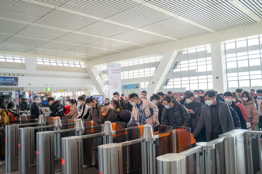 2023年1月6日，在江西鷹潭北站候車室，旅客正在檢票上站臺(tái)。吳亮萌浩攝