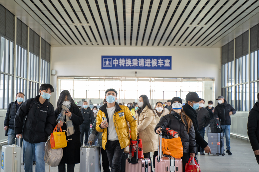 2023年1月6日，在鷹潭北站走廊通道，旅客正在有序上站臺(tái)。吳亮萌浩攝