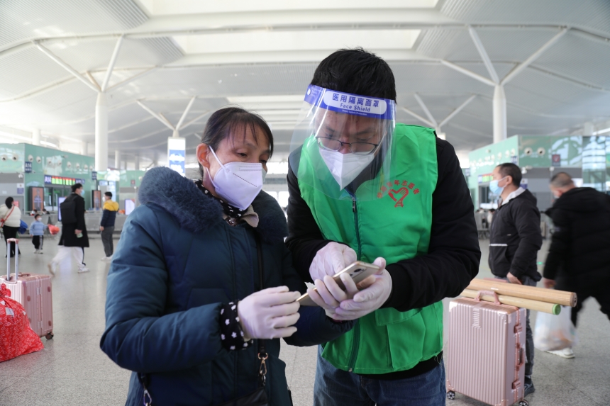 青年志愿者為旅客答疑解惑。付映雪攝