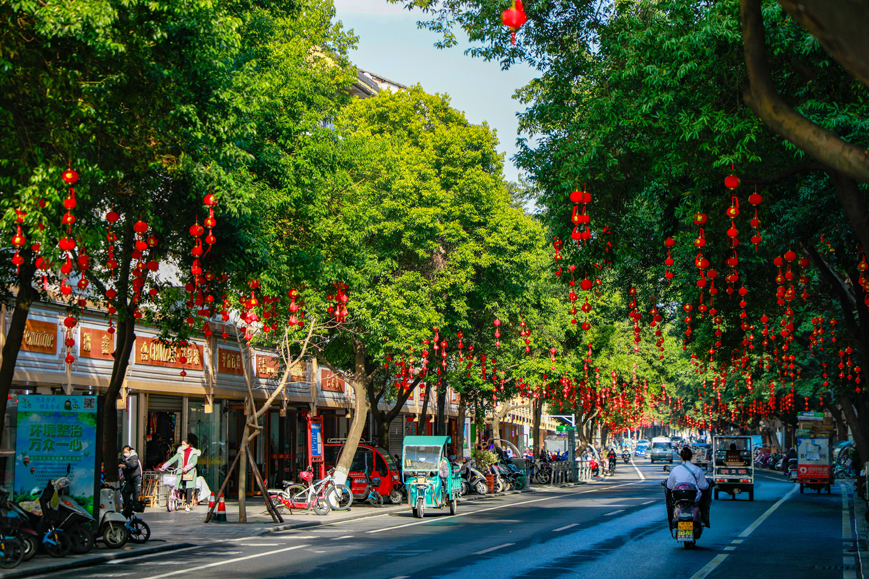 街道處處燈籠高掛，營造了喜慶祥和的節(jié)日氛圍。李凡欽攝