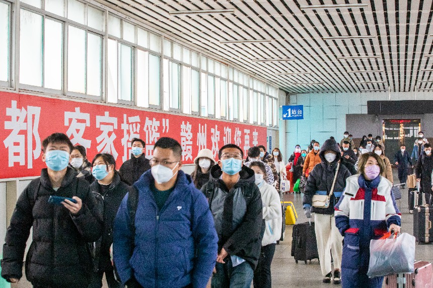 贛州站旅客正在有序進(jìn)站乘車(chē)。鄒陽(yáng)攝