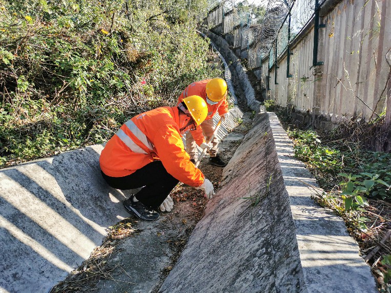 作業(yè)人員清理疏通側溝、天溝。陳大鋒攝