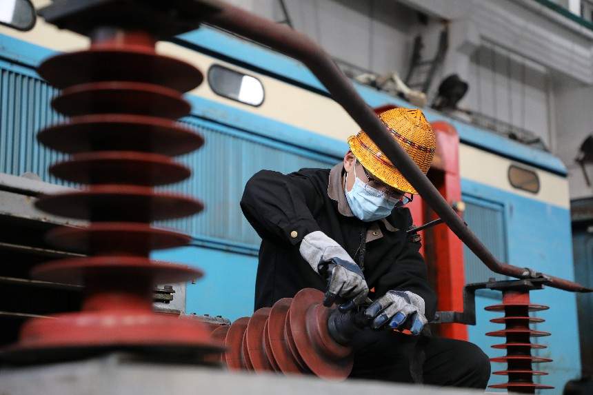 機(jī)車鉗工正在安裝柴油機(jī)進(jìn)水管路。車馳攝