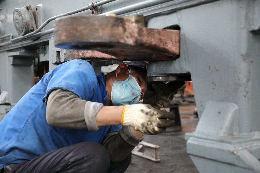 探傷工正在探測機(jī)車輪對隱患。車馳攝