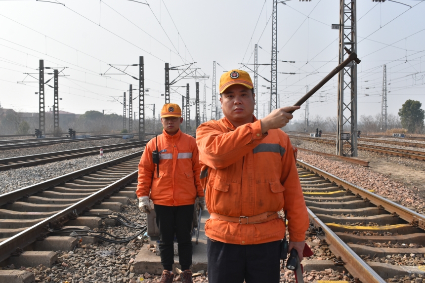 檢車員肖雪峰正在傳遞作業(yè)信號(hào)。付順明攝