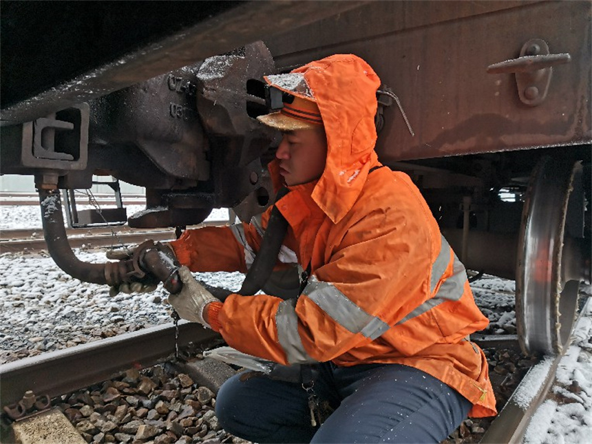 琵琶湖車站正在雪中進行調(diào)車作業(yè)。 蔣夏斌攝