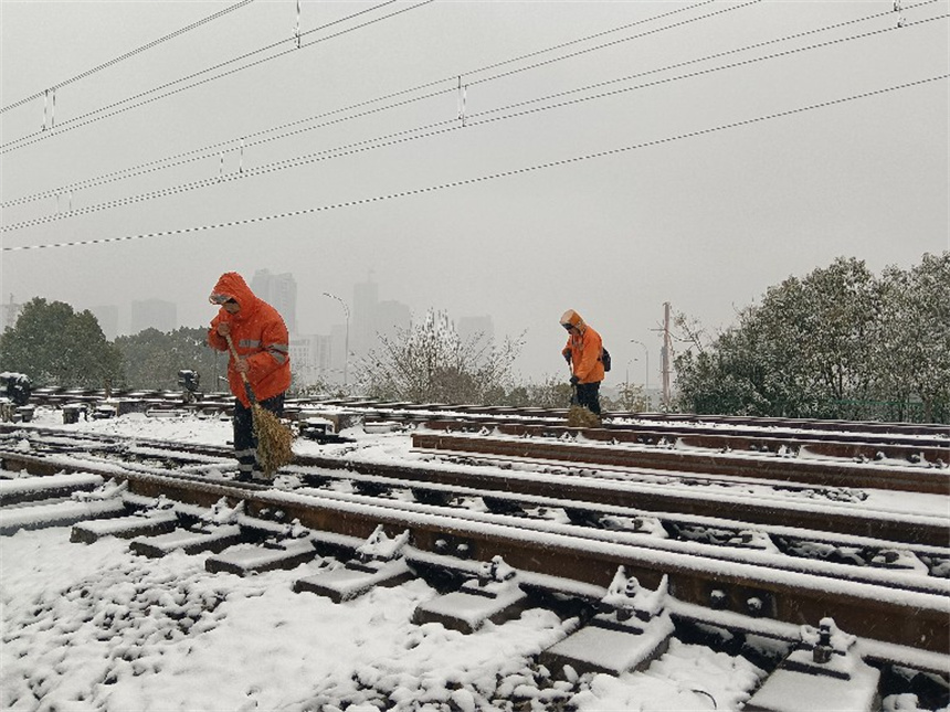 瑞昌站組織人員對(duì)道岔進(jìn)行除冰掃雪。黃明攝