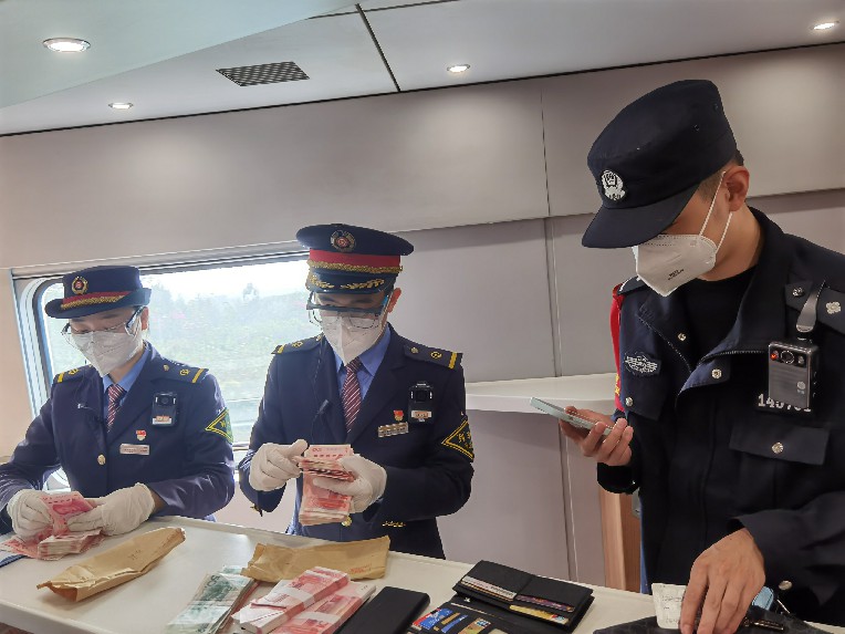 列車長和乘警共同清點旅客遺失財物。