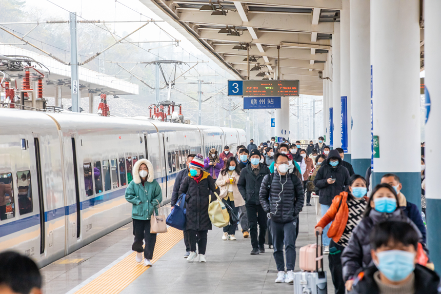 圖為贛州站下車旅客正在有序出站。