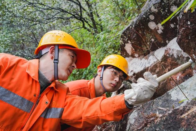 作業(yè)人員對山體危石進(jìn)行敲擊檢查。肖順杰攝