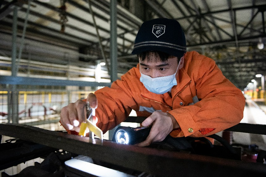 動車組機(jī)械師正在對受電弓碳滑板進(jìn)行測量。劉橋攝