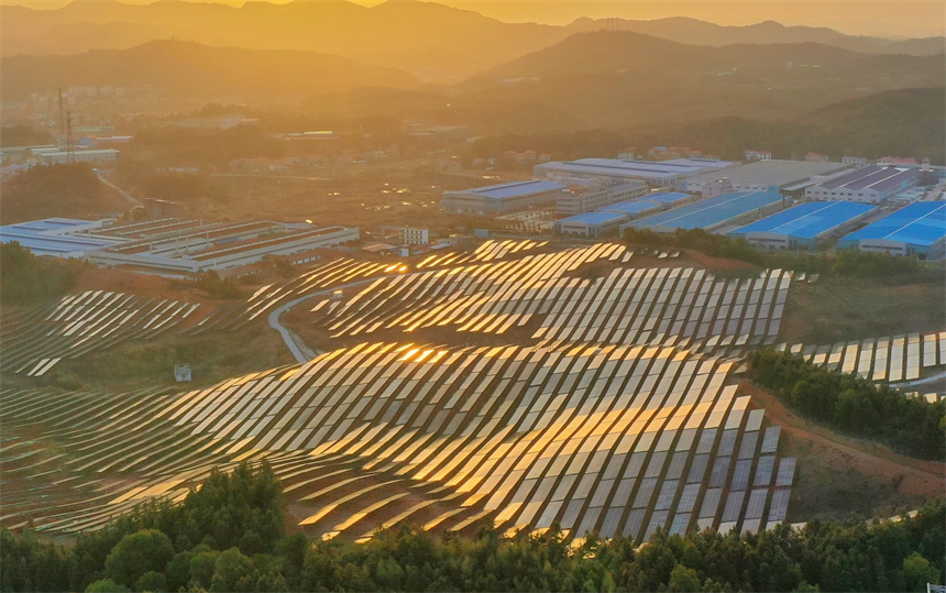 航拍蘆溪縣蘆溪鎮(zhèn)路行村光伏產(chǎn)業(yè)基地。許安萍攝