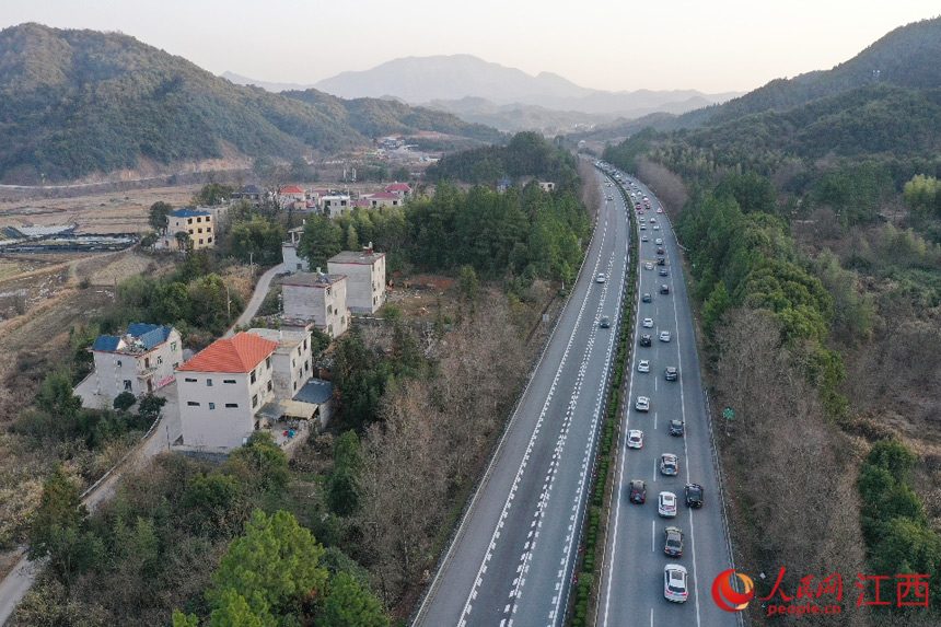 杭瑞高速景德鎮(zhèn)浮梁段（景德鎮(zhèn)往婺源方向）車流量較大，緩行的車輛排起長龍。人民網(wǎng) 時雨攝