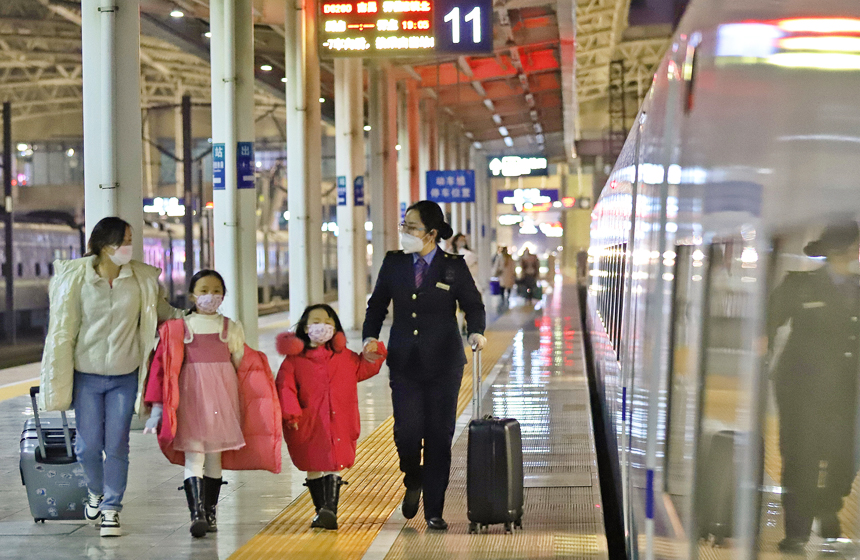 南昌客運段D6260次列車工作人員正在引導(dǎo)旅客登車。丁波攝