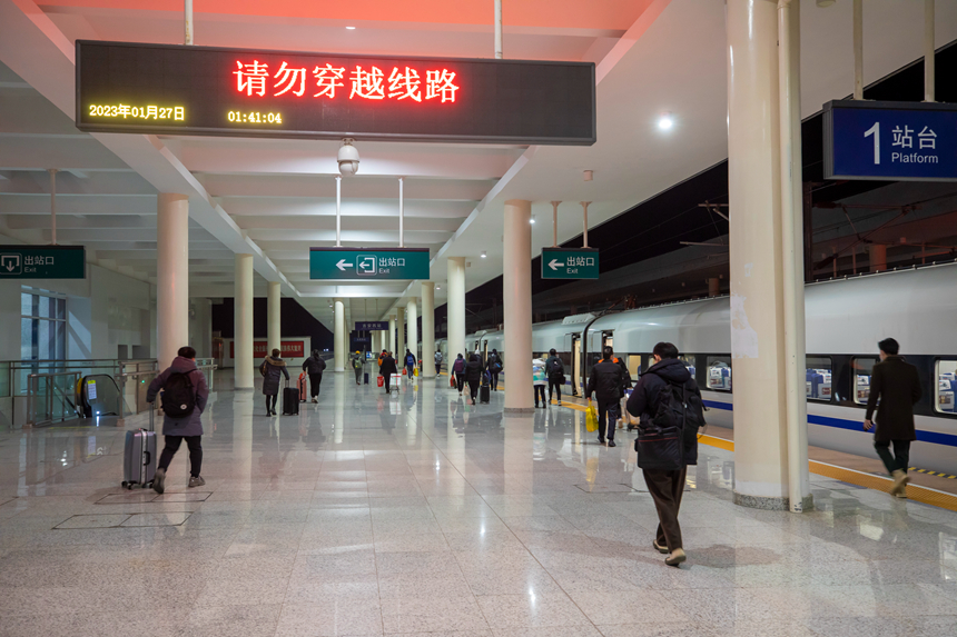 1月27日凌晨，旅客正在前往各自車廂乘車。鄒陽攝