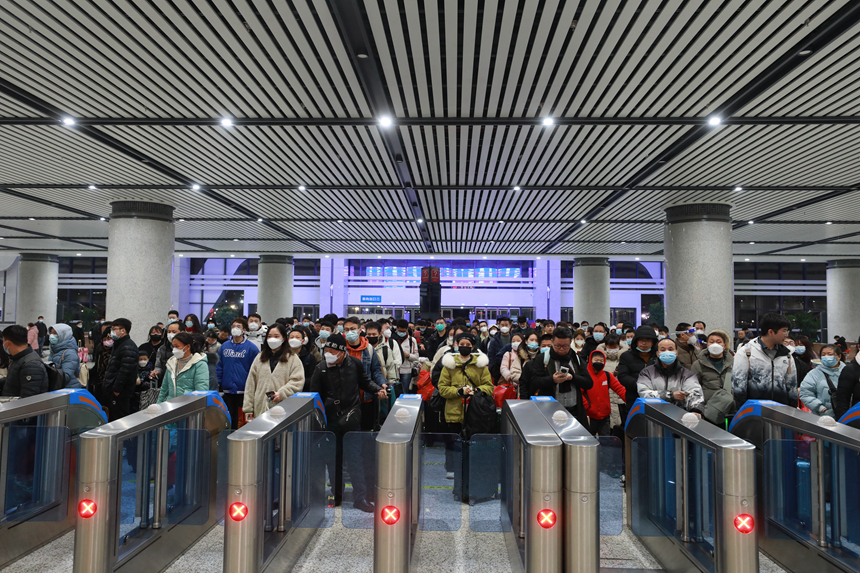 1月27日凌晨，夜間高鐵即將開始檢票，旅客有序排隊(duì)準(zhǔn)備驗(yàn)票乘車。鄒陽攝