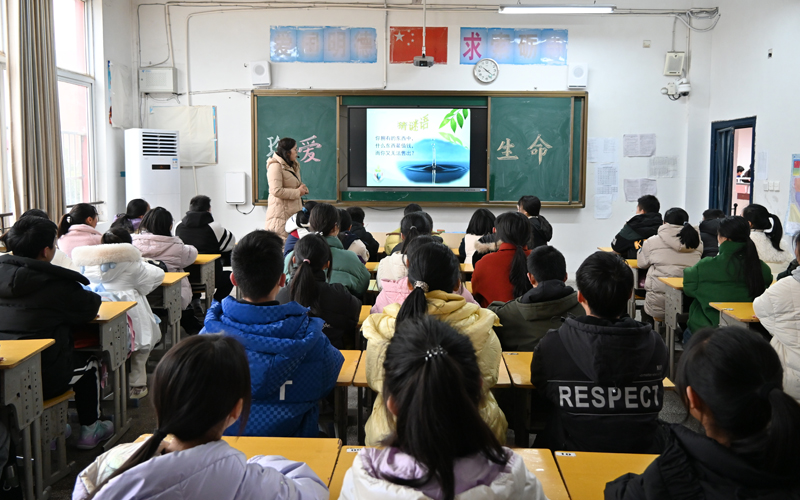 江西鉛山縣聚焦學(xué)生身心健康，各校開(kāi)展了內(nèi)容豐富的“開(kāi)學(xué)第一課”活動(dòng) （朱晉 攝）