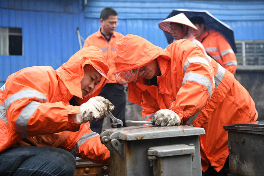 中國鐵路南昌局集團(tuán)有限公司福州電務(wù)段職工在雨中拆除扼流變壓器側(cè)軌道電路電源線。姜振濤攝