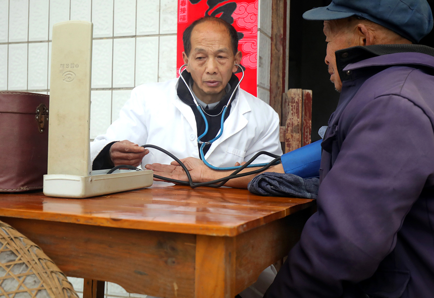 鐘樹新為村民量血壓。何賤來攝