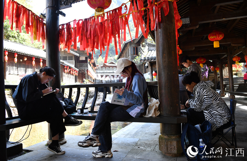 美術(shù)院校的學(xué)生正在大覺(jué)山的綠水青山間寫生。 人民網(wǎng) 時(shí)雨攝