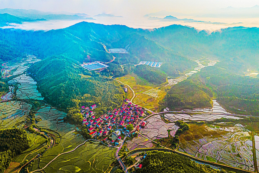 航拍下的江西省撫州市資溪縣烏石鎮(zhèn)茂林村一派生態(tài)秀美的山村畫(huà)卷。吳志貴攝