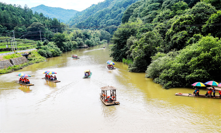 游客在山水間戲水消暑。曾恒貴攝