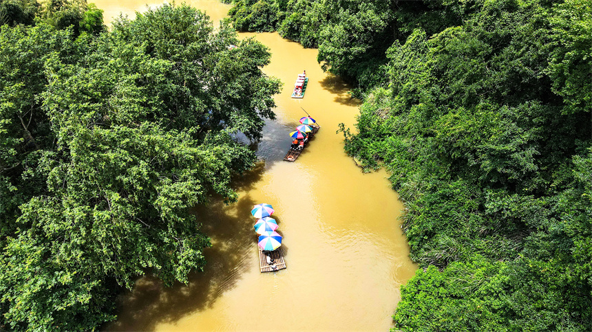 游客在山水間戲水消暑。曾恒貴攝