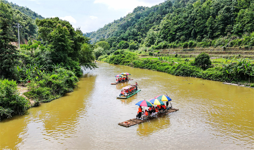 游客在山水間戲水消暑。曾恒貴攝