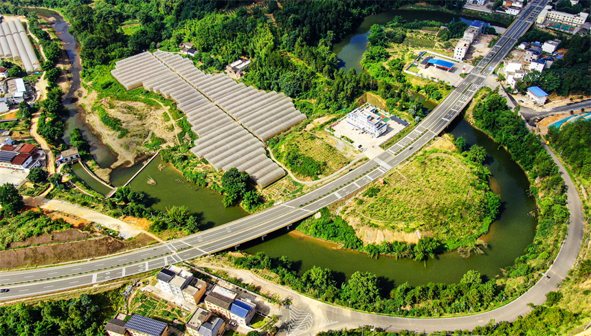 航拍鏡頭下的江西省贛州市定南縣老城鎮(zhèn)黃砂口村。詹繼成攝