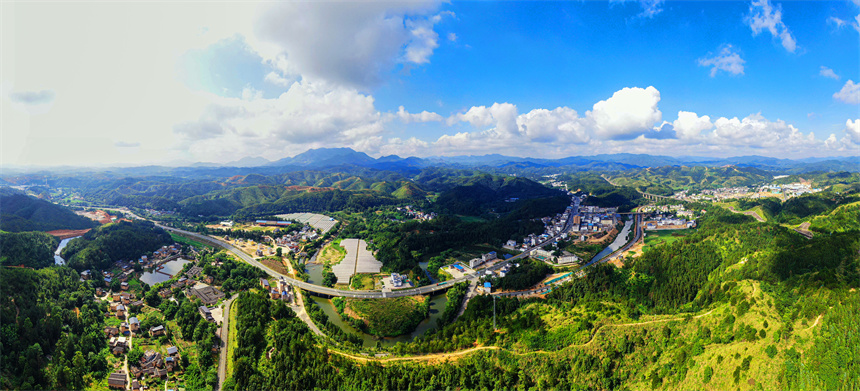 航拍鏡頭下的江西省贛州市定南縣老城鎮(zhèn)黃砂口村。詹繼成攝