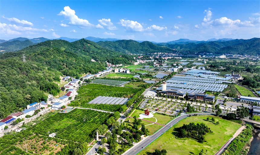 航拍鏡頭下的江西省萍鄉(xiāng)市湘東區(qū)麻山鎮(zhèn)麻山村美景如畫。李桂東攝