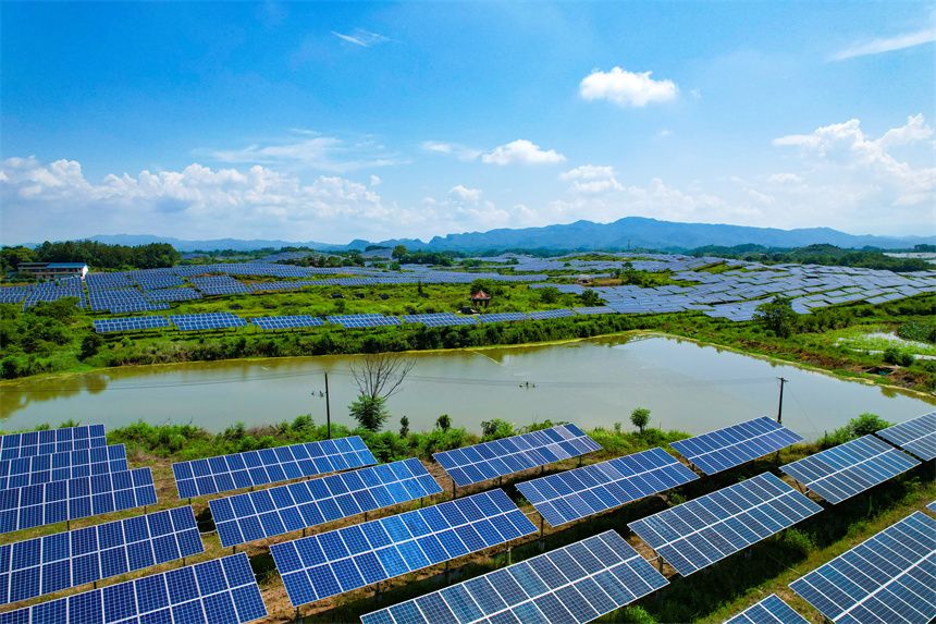 一排排光伏發(fā)電板與農(nóng)居、田園相映成趣，呈現(xiàn)一派鄉(xiāng)村振興的美景。楊鑫攝