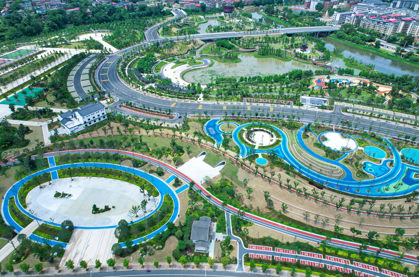 公園以生態(tài)循環(huán)為核心，打造水清岸綠景美的生態(tài)廊道。楊鑫攝