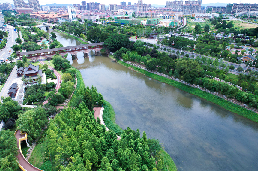 公園以生態(tài)循環(huán)為核心，打造水清岸綠景美的生態(tài)廊道。楊鑫攝