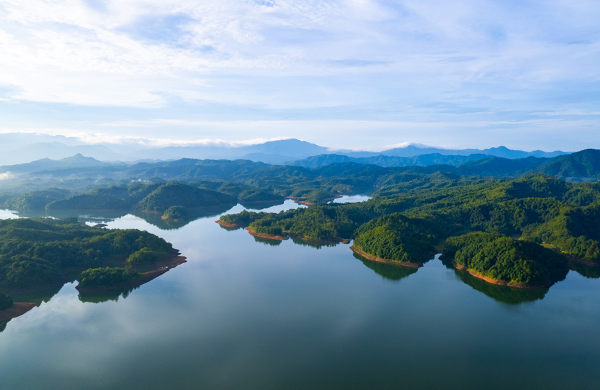 群山簇?fù)憝h(huán)繞的瑞金市日東水庫(kù)，碧波蕩漾，風(fēng)光旖旎。楊鑫攝