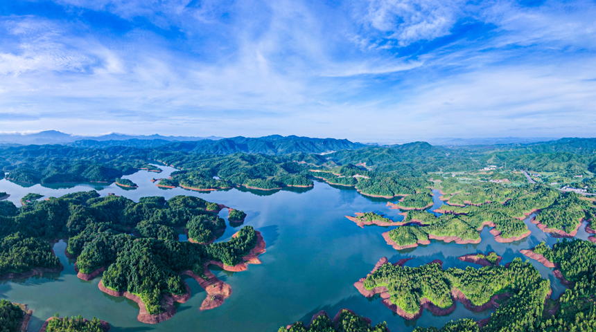 群山簇?fù)憝h(huán)繞的瑞金市日東水庫，碧波蕩漾，風(fēng)光旖旎。楊鑫攝