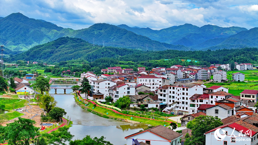 江西省撫州市宜黃縣宜水河畔，鱗次櫛比的房屋與河流、青山、田園相互映襯，構(gòu)成一幅河暢、水清、岸綠、景美的秀美鄉(xiāng)村畫卷。人民網(wǎng) 朱海鵬攝