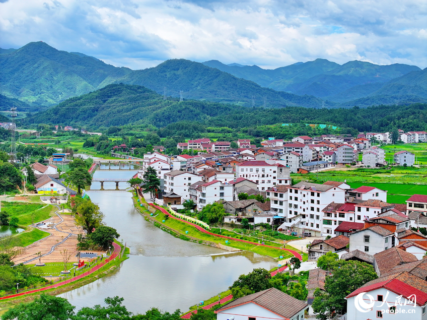 江西省撫州市宜黃縣宜水河畔，鱗次櫛比的房屋與河流、青山、田園相互映襯，構(gòu)成一幅河暢、水清、岸綠、景美的秀美鄉(xiāng)村畫卷。人民網(wǎng) 朱海鵬攝